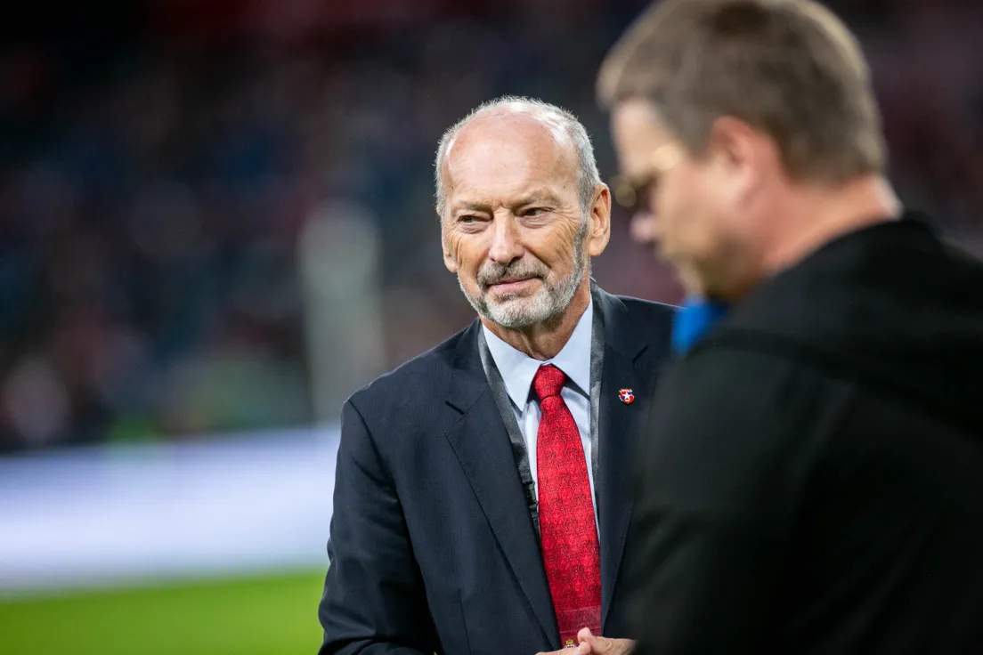 Peter Moore przemawia przed meczem Wisły Kraków z Odrą Opole