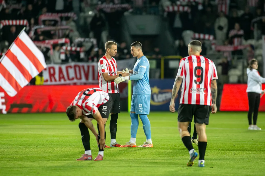 Na początku drugiej połowy Sebastian Madejski (niebieski strój) miał wiele szczęścia