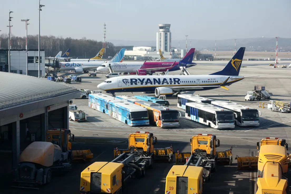 Widok na płytę postojową Kraków Airport