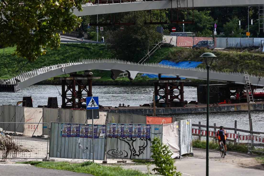 Prace na kładce Kazimierz-Ludwinów