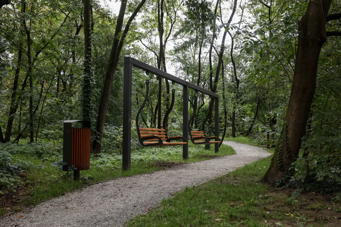 Park Łokietka w Krakowie na kilka dni przed oficjalnym otwarciem