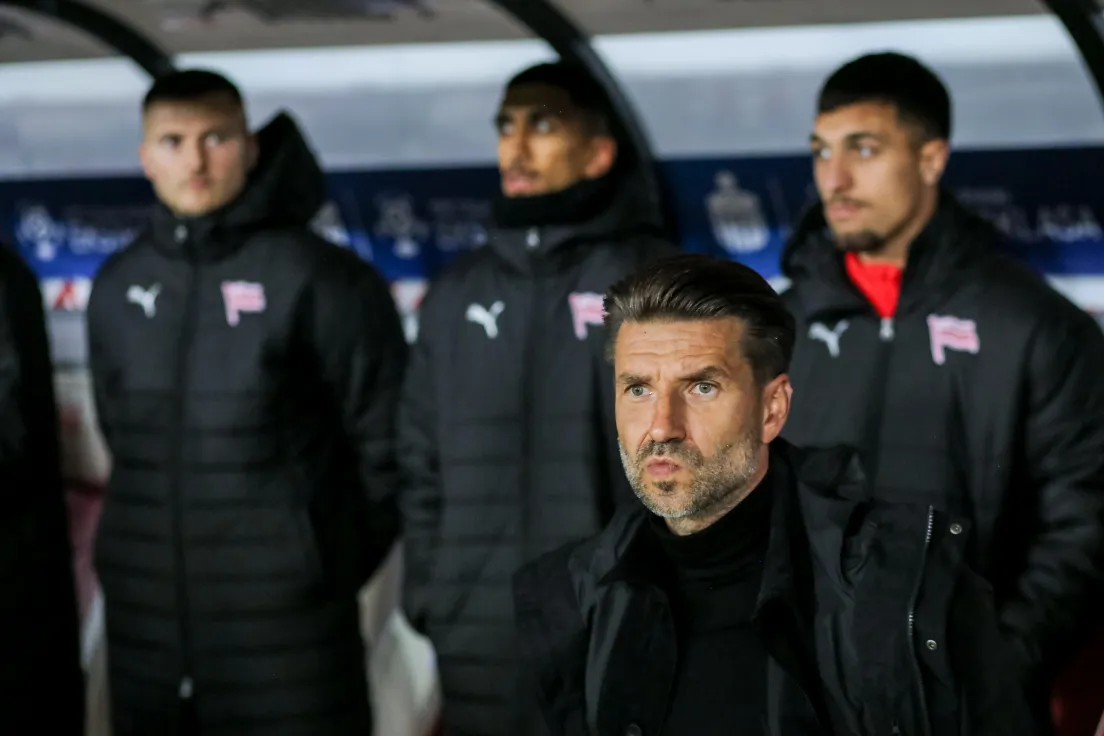 Mecz Cracovia - Raków Częstochowa. Na pierwszym planie trener Luka Elsner