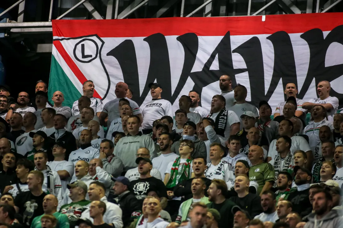 Kibice Legii na stadionie Wisły Kraków. Mecz Szachtar Donieck - Legia Warszawa