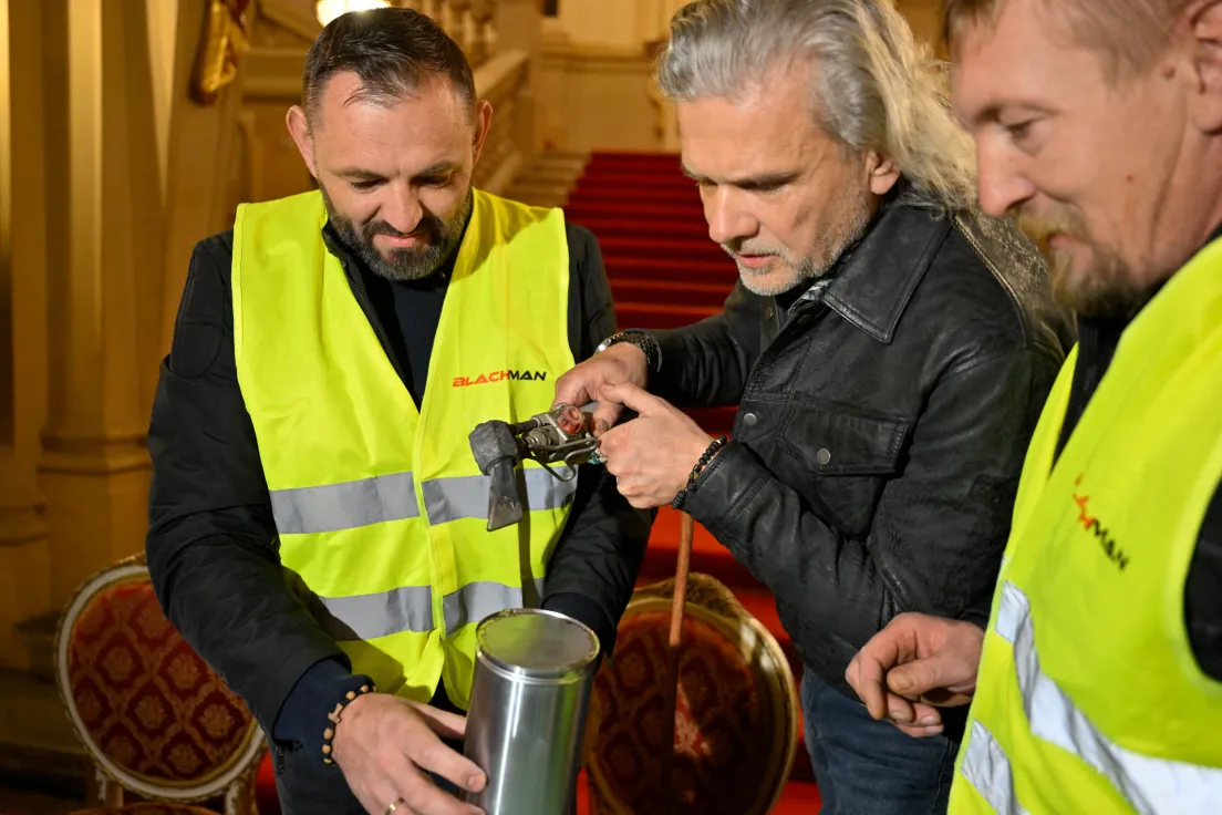 Montaż iglicy na dachu teatru Słowackiego