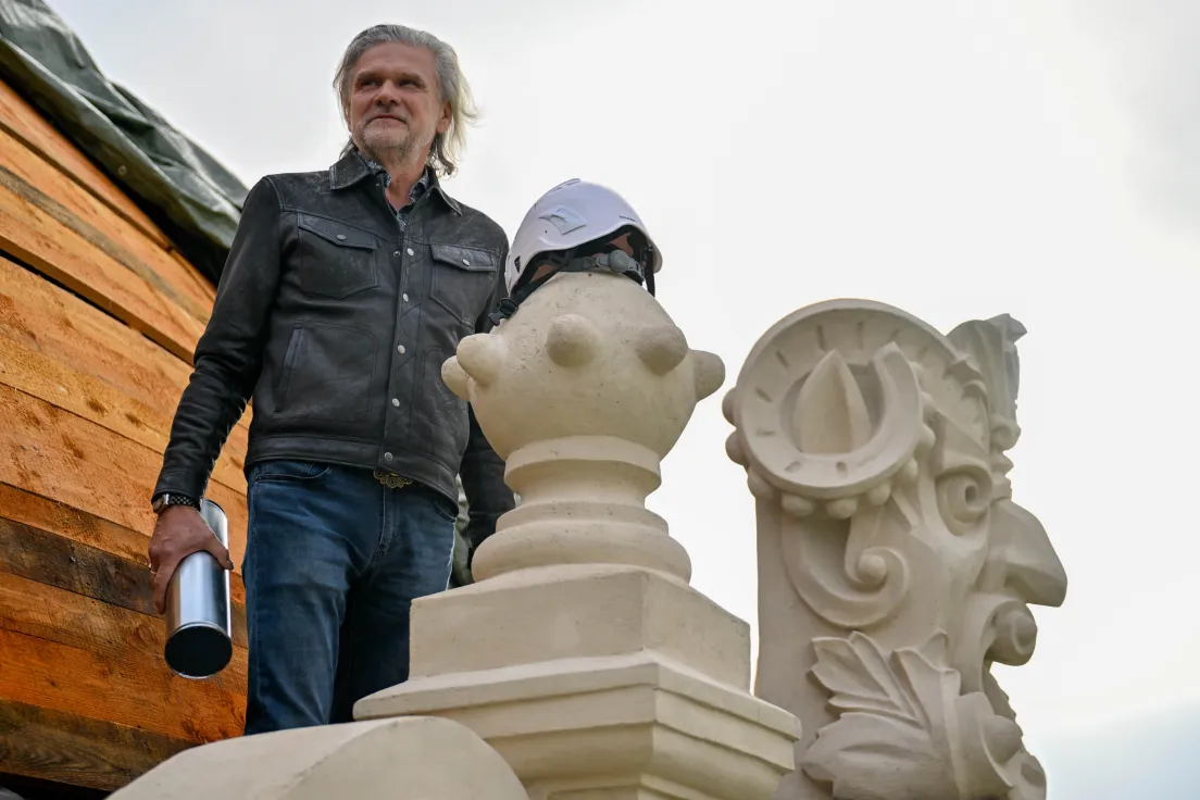 Montaż iglicy na dachu teatru Słowackiego