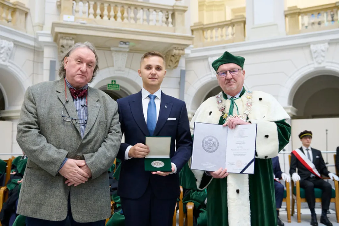 Prof. Mateusz Hołda (w środku)