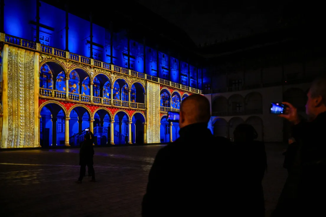 Nowy mapping na dziedzińcu arkadowym na Wawelu z okazji otwarcia nowej wystawy stałej Zbrojownia