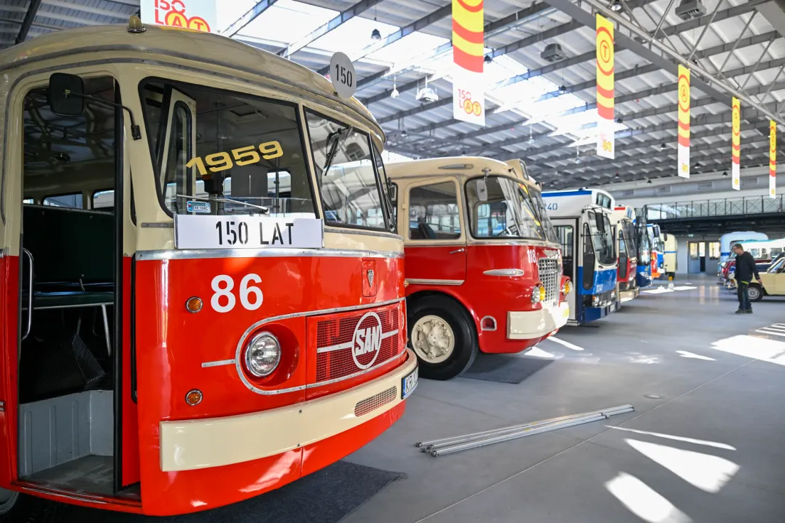 Nowa wystawa autobusów na 150 lecie MPK w  hangarze Muzeum Inżynierii Miejskiej