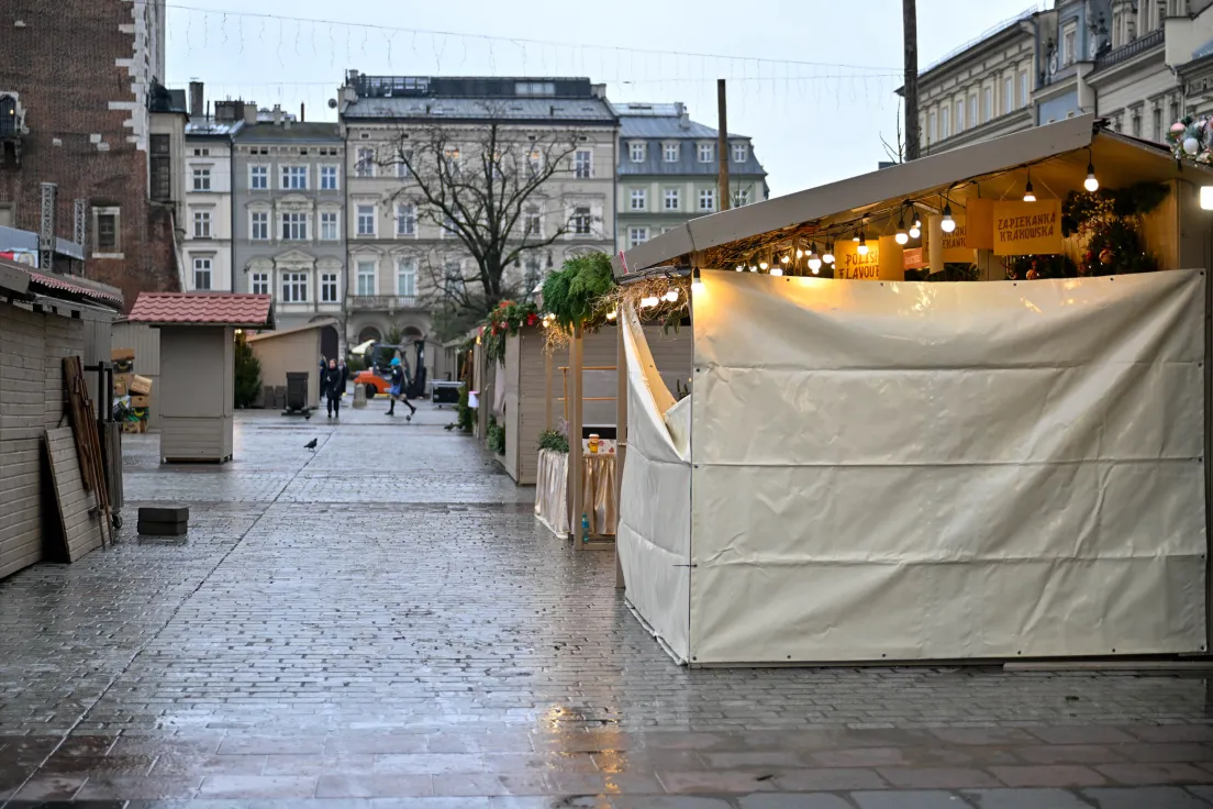 Przygotowania do otwarcia Jarmarku Bożonarodzeniowego na Rynku Głównym
