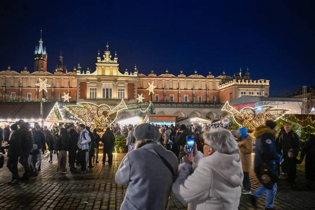 Tłumy odwiedzających Jarmark Bożonarodzeniowy na Rynku Głównym