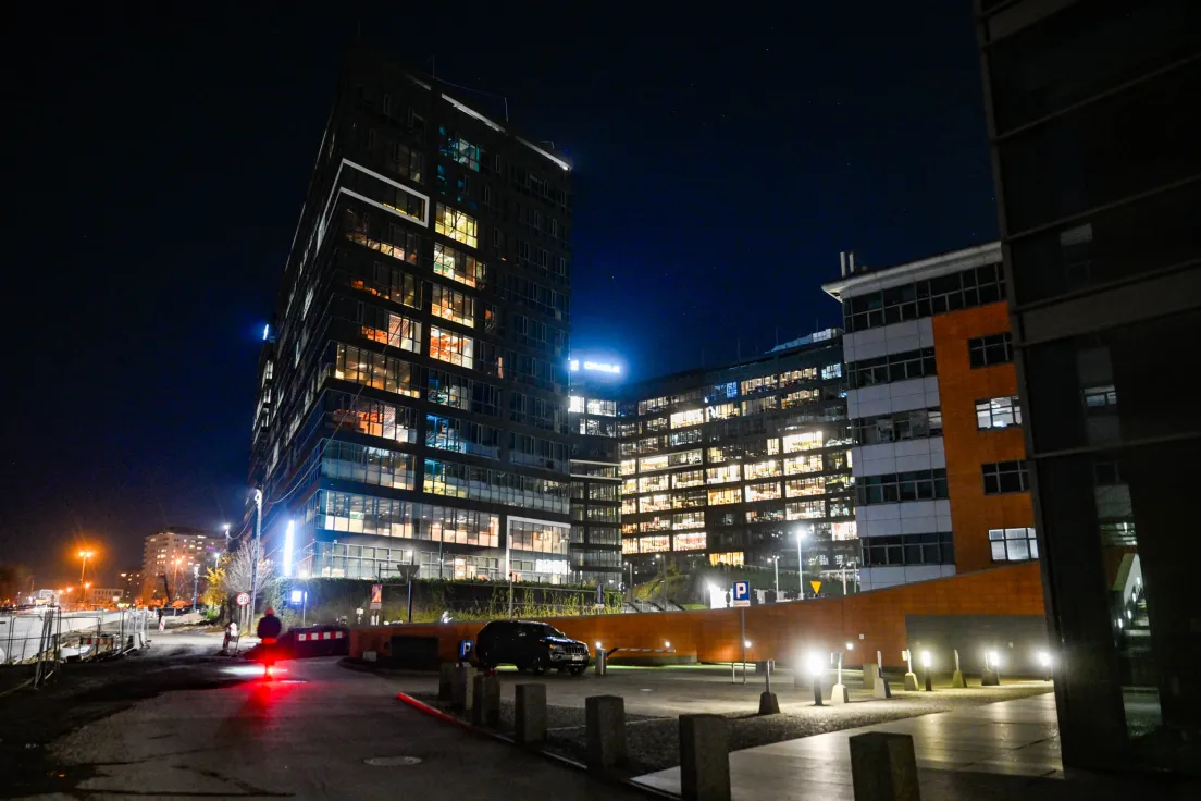 Widok nocny biurowców Quatro office przy ul. Lublańskiej