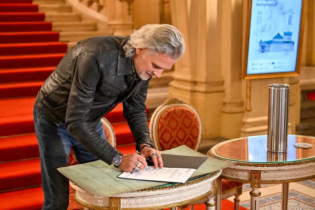 Montaż iglicy na dachu teatru Słowackiego