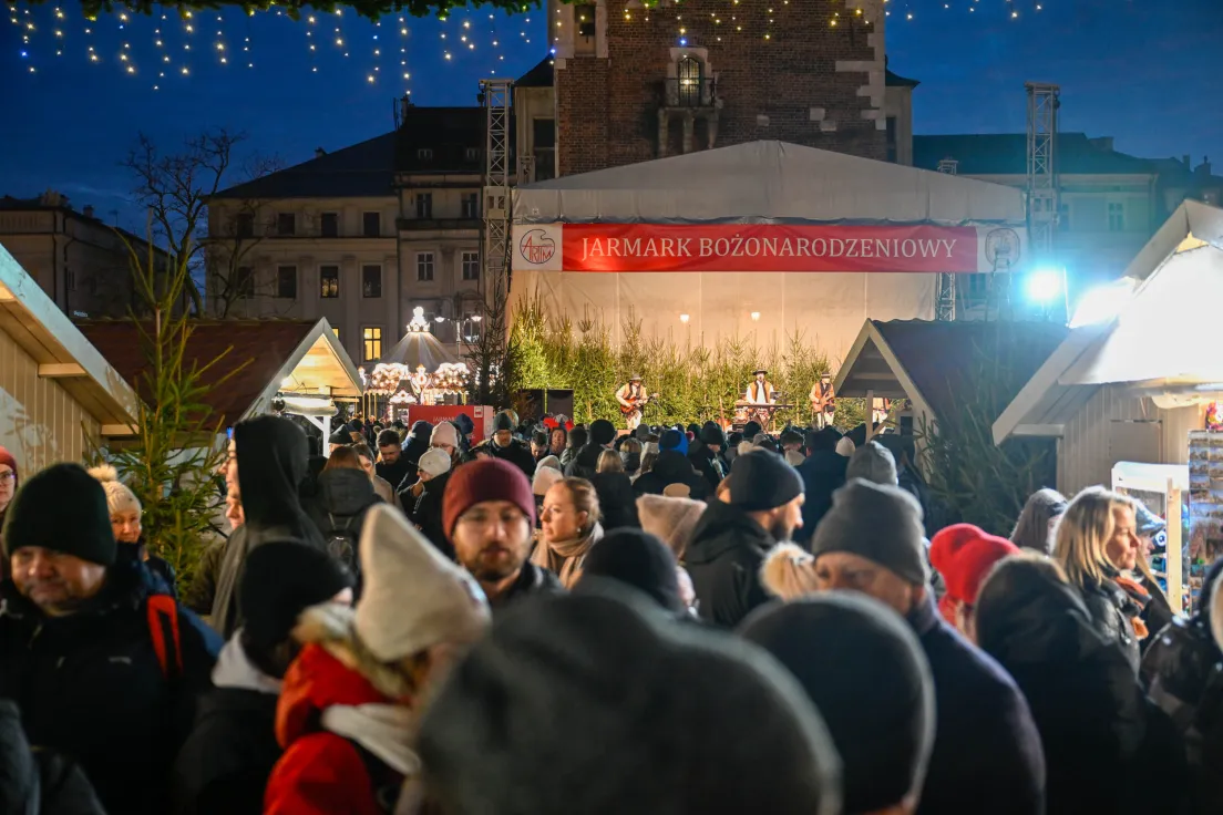Tłumy odwiedzających Jarmark Bożonarodzeniowy na Rynku Głównym