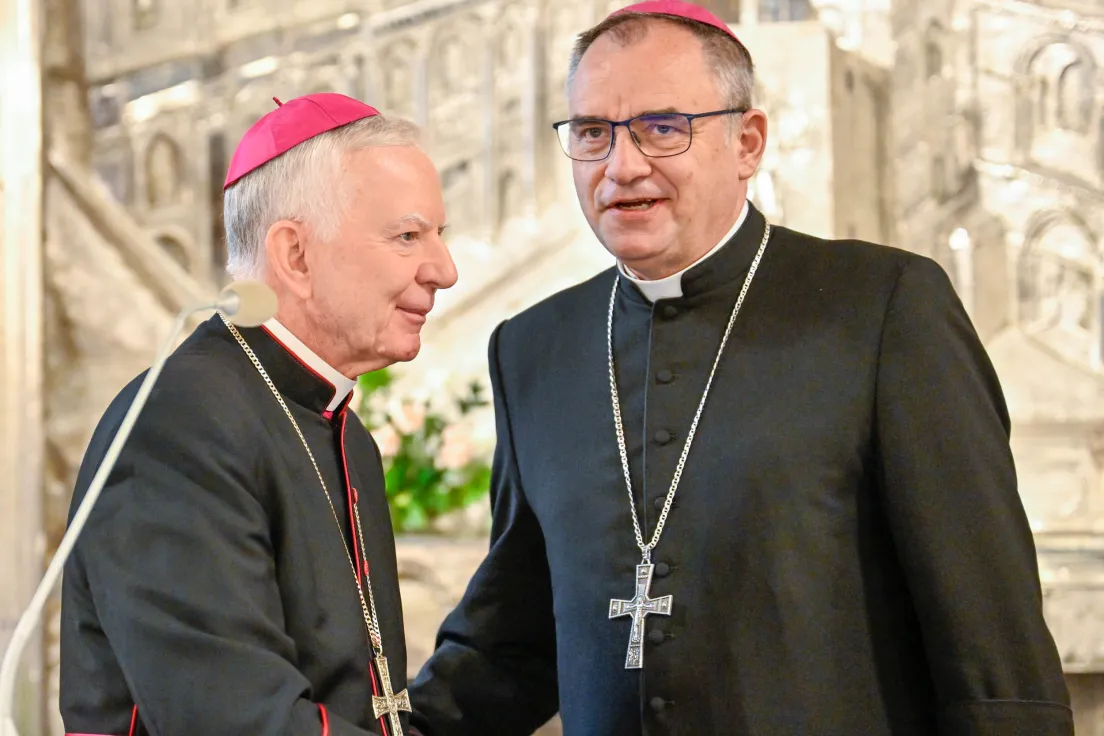 Bp Robert Chrząszcz z prawej