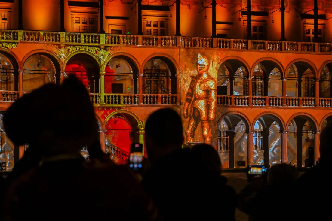 Nowy mapping na dziedzińcu arkadowym na Wawelu z okazji otwarcia nowej wystawy stałej Zbrojownia