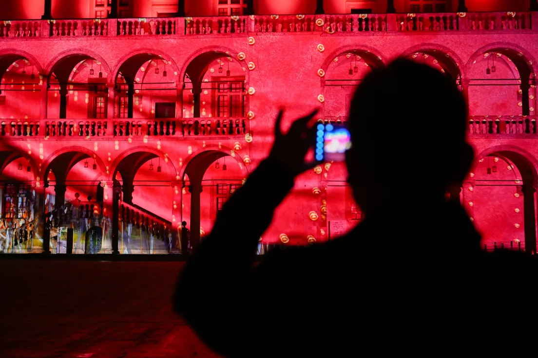 Nowy mapping na dziedzińcu arkadowym na Wawelu z okazji otwarcia nowej wystawy stałej Zbrojownia