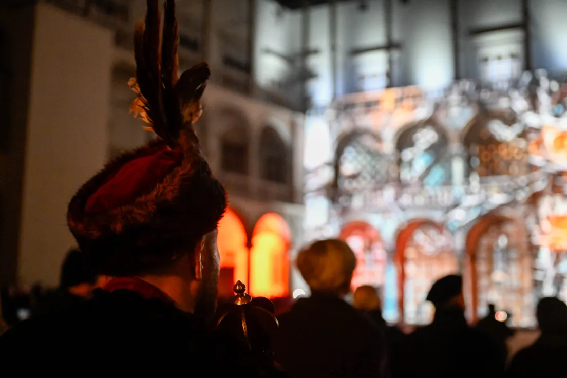 Nowy mapping na dziedzińcu arkadowym na Wawelu z okazji otwarcia nowej wystawy stałej Zbrojownia