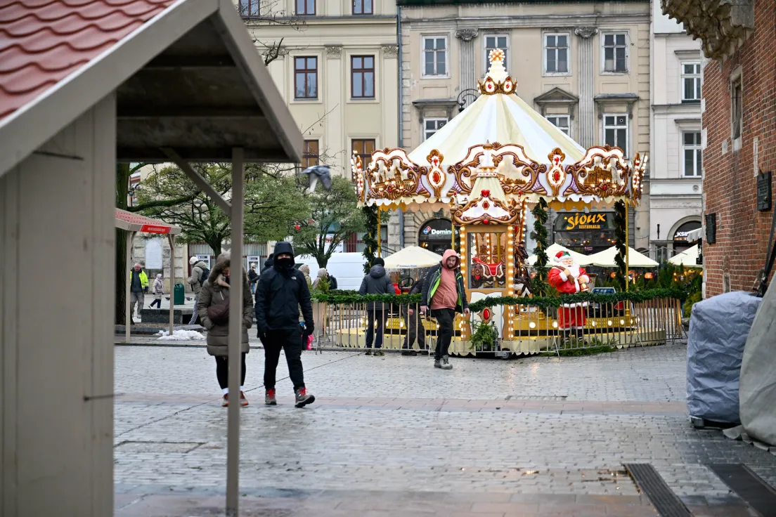 Przygotowania do otwarcia Jarmarku Bożonarodzeniowego na Rynku Głównym