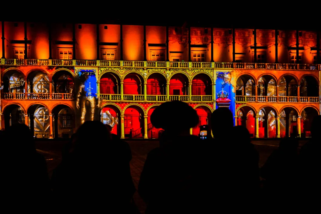 Nowy mapping na dziedzińcu arkadowym na Wawelu z okazji otwarcia nowej wystawy stałej Zbrojownia