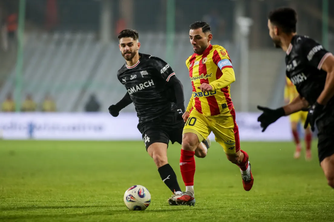 Mecz Korona Kielce - Cracovia. Z lewej Ajdin Hasić