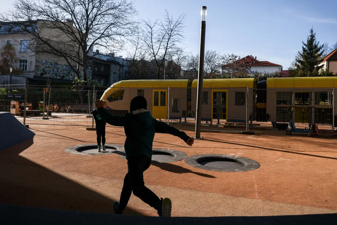 Drewniany model pociągu w parku kolejowym