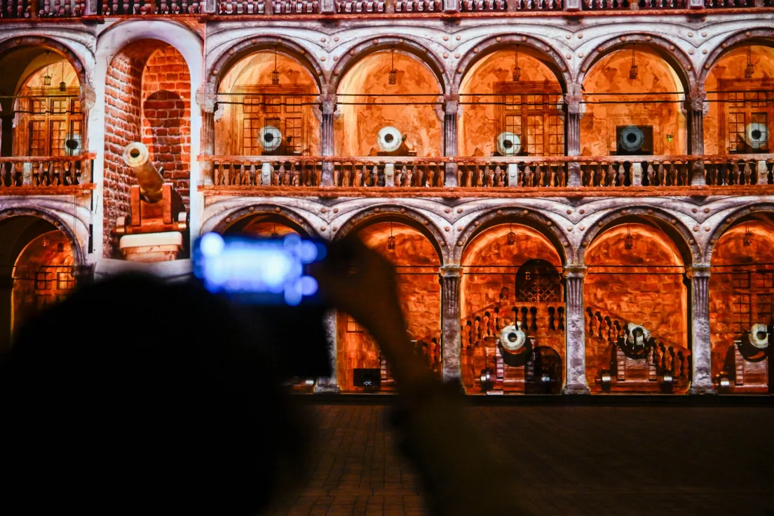 Nowy mapping na dziedzińcu arkadowym na Wawelu z okazji otwarcia nowej wystawy stałej Zbrojownia