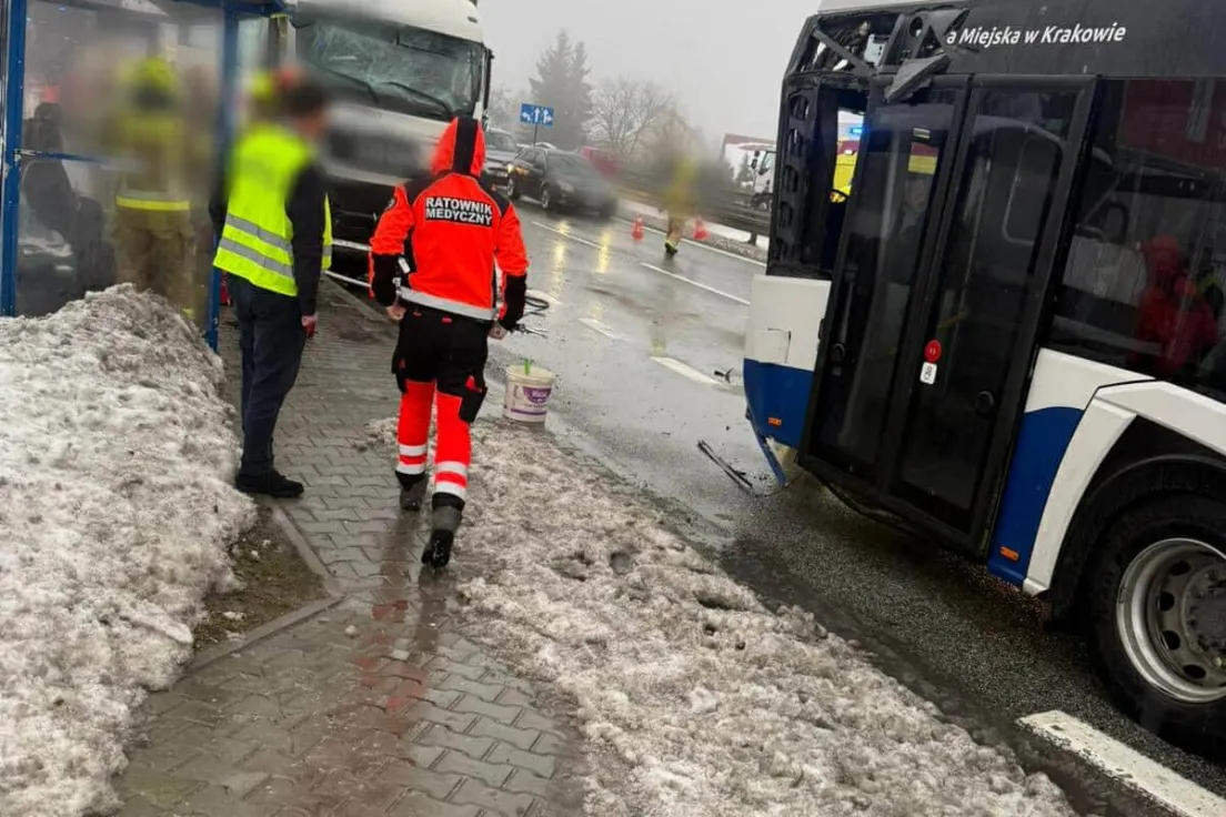 Wypadek z udziałem autobusu MPK w Gaju