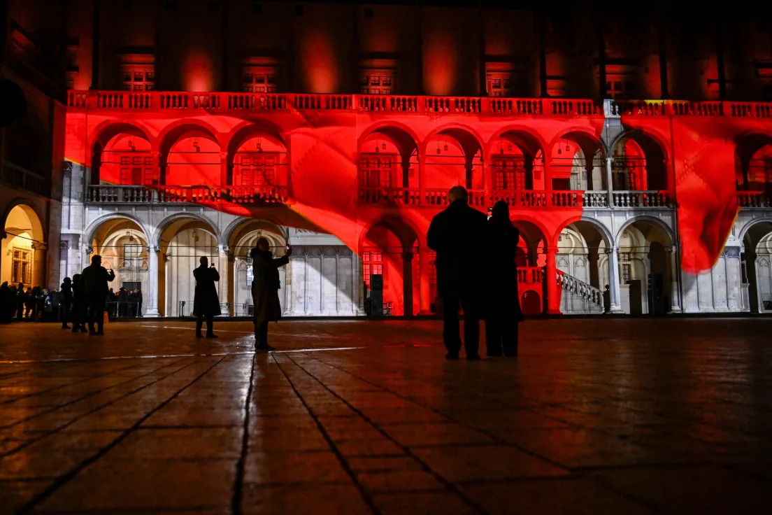 Nowy mapping na dziedzińcu arkadowym na Wawelu z okazji otwarcia nowej wystawy stałej Zbrojownia