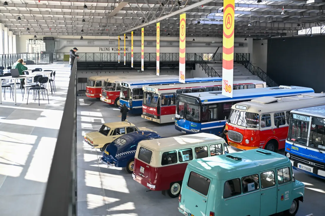 Nowa wystawa autobusów na 150 lecie MPK w hangarze Muzeum Inżynierii i Techniki