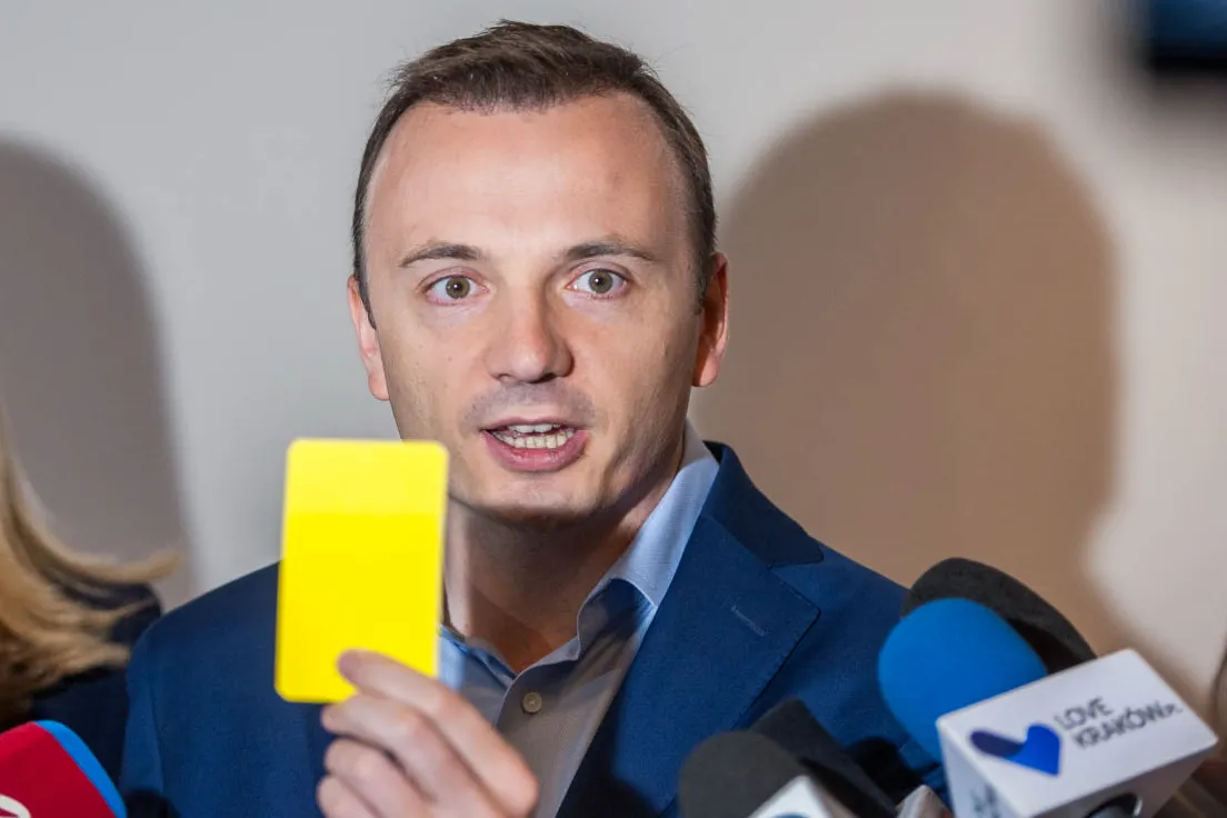Łukasz Gibała w czasie konferencji przed złożeniem podpisów, 2016 rok