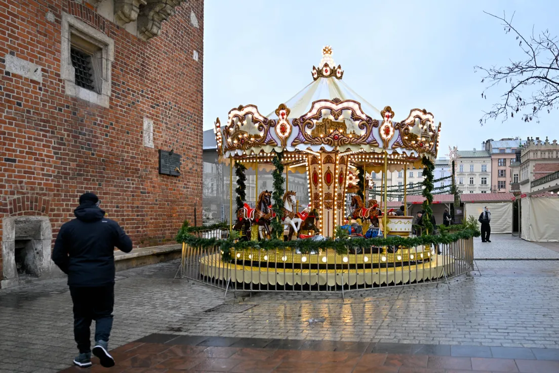 Przygotowania do otwarcia Jarmarku Bożonarodzeniowego na Rynku Głównym