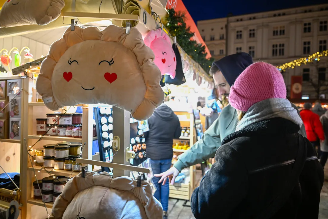 Tłumy odwiedzających Jarmark Bożonarodzeniowy na Rynku Głównym