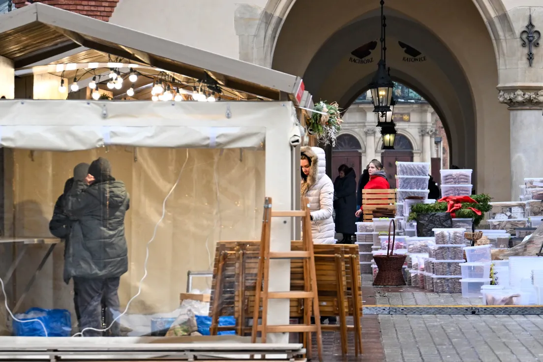 Przygotowania do otwarcia Jarmarku Bożonarodzeniowego na Rynku Głównym