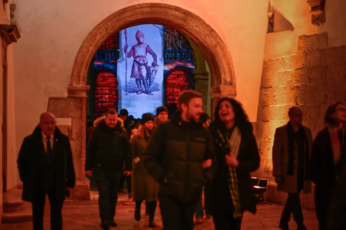 Nowy mapping na dziedzińcu arkadowym na Wawelu z okazji otwarcia nowej wystawy stałej Zbrojownia