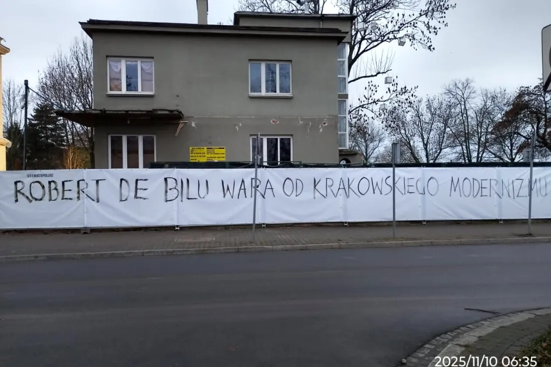 Napis na ogrodzeniu inwestycji SAO