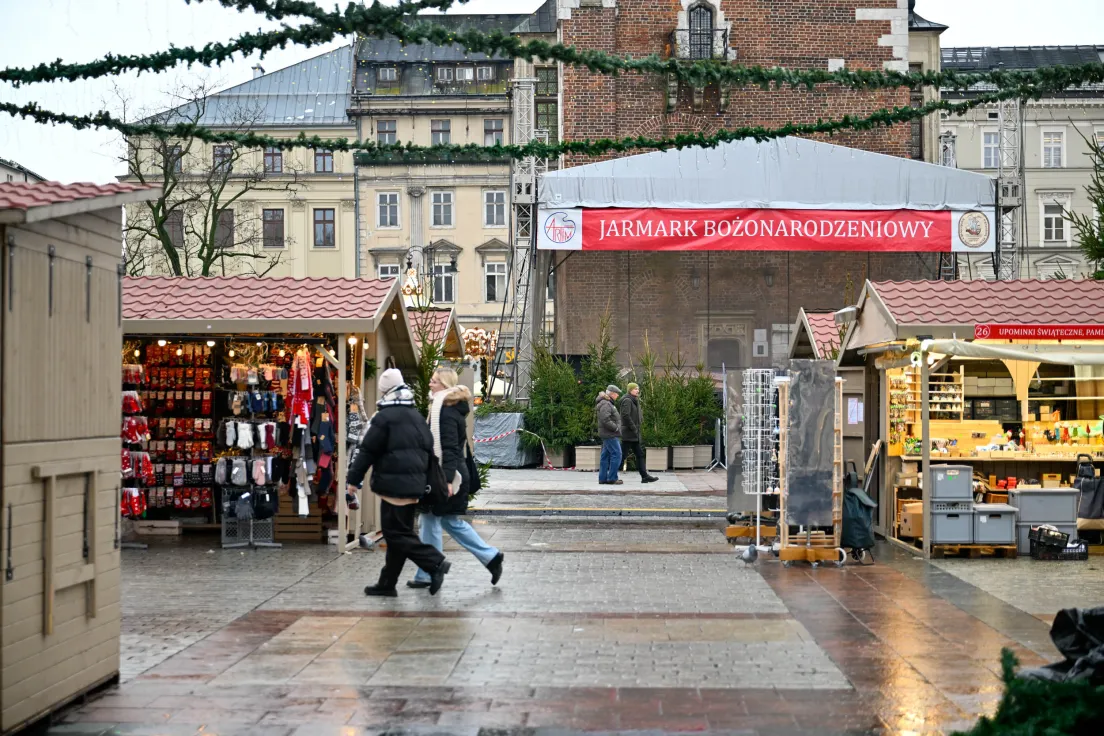 Przygotowania do otwarcia Jarmarku Bożonarodzeniowego na Rynku Głównym