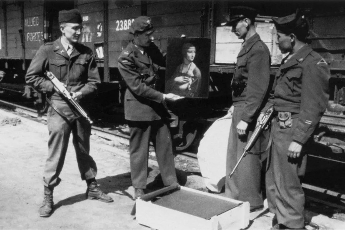 Polski historyk sztuki Karol Estreicher stoi w otoczeniu amerykańskich żołnierzy