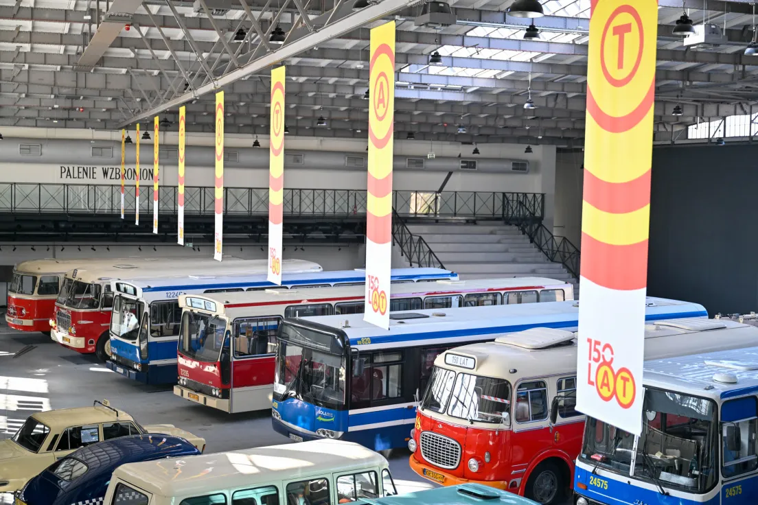 Nowa wystawa autobusów na 150 lecie MPK w  hangarze Muzeum Inżynierii Miejskiej
