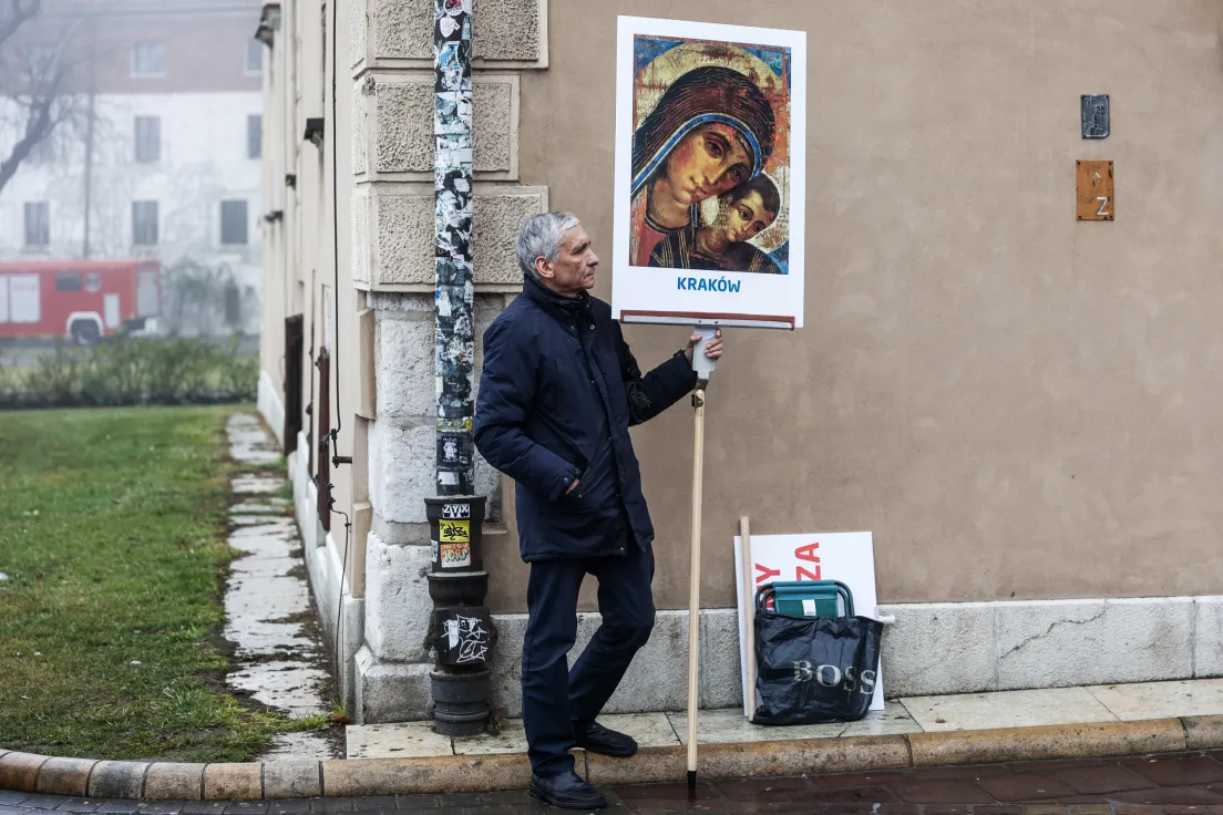 Wierny podczas ingresu kardynała Grzegorza Rysia