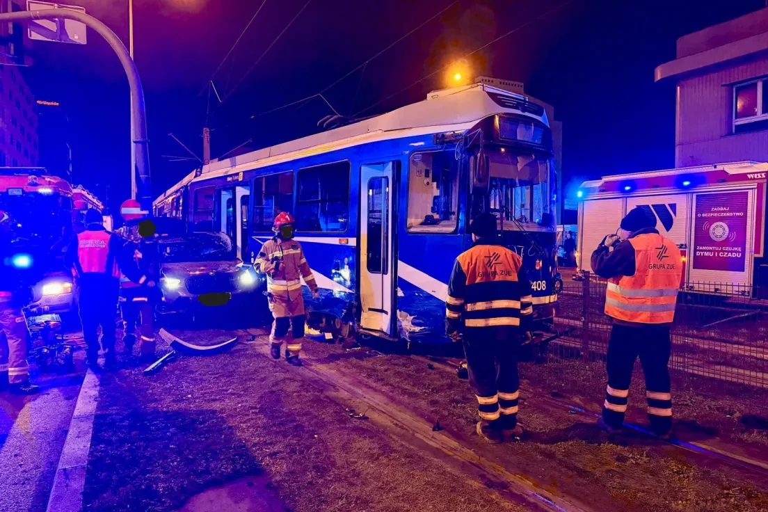 Zderzenie samochodu z tramwajem w rejonie ul. Cystersów
