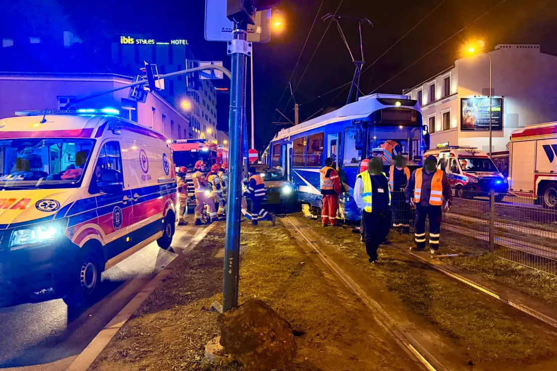 Zderzenie samochodu z tramwajem w rejonie ul. Cystersów