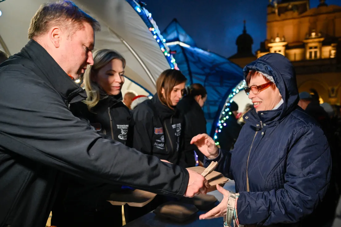 Fianał akcji „przedświąteczny karp dla krakowian” na Rynku Głównym