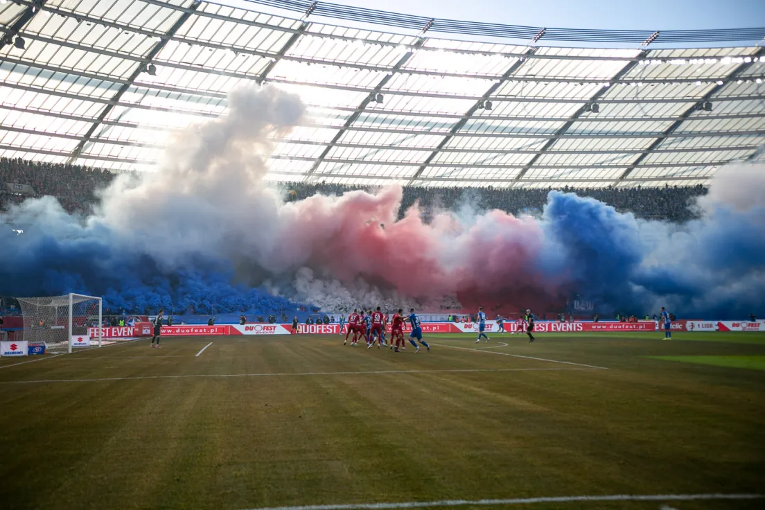 Odpalone race podczas meczu Wisły Kraków z Ruchem Chorzów