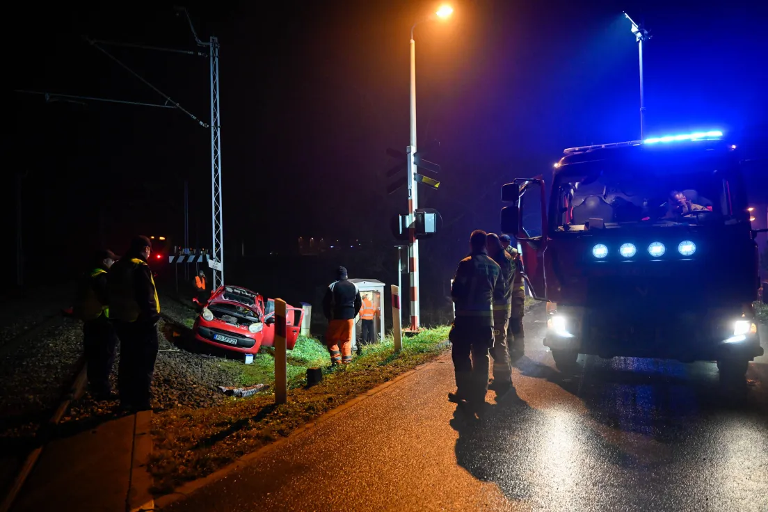 Zderzenie pociągu z samochodem osobowym na przejeżdzie kolejowym na ul.Zygmunta Starego