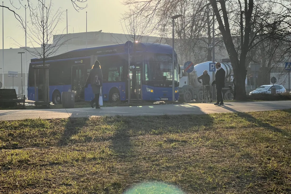 Autobus wyjechał z drogi
