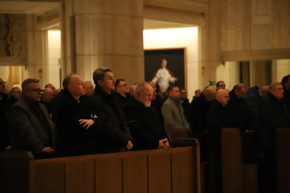 Księża zebrani na rekolekcjach z kard. Rysiem