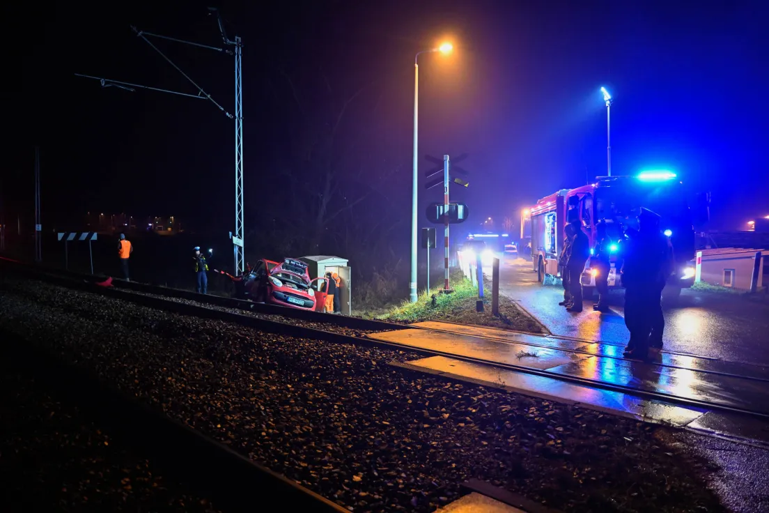 Zderzenie pociągu z samochodem osobowym na przejeżdzie kolejowym na ul.Zygmunta Starego