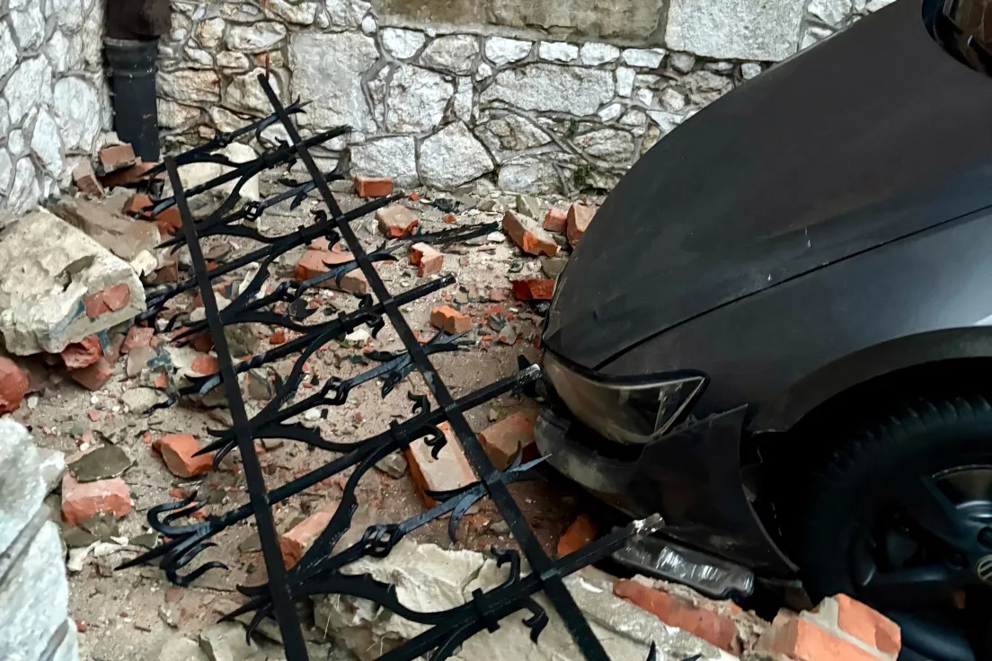 Kierowca wjechał w ogrodzenie kościoła pw. św. Krzyża