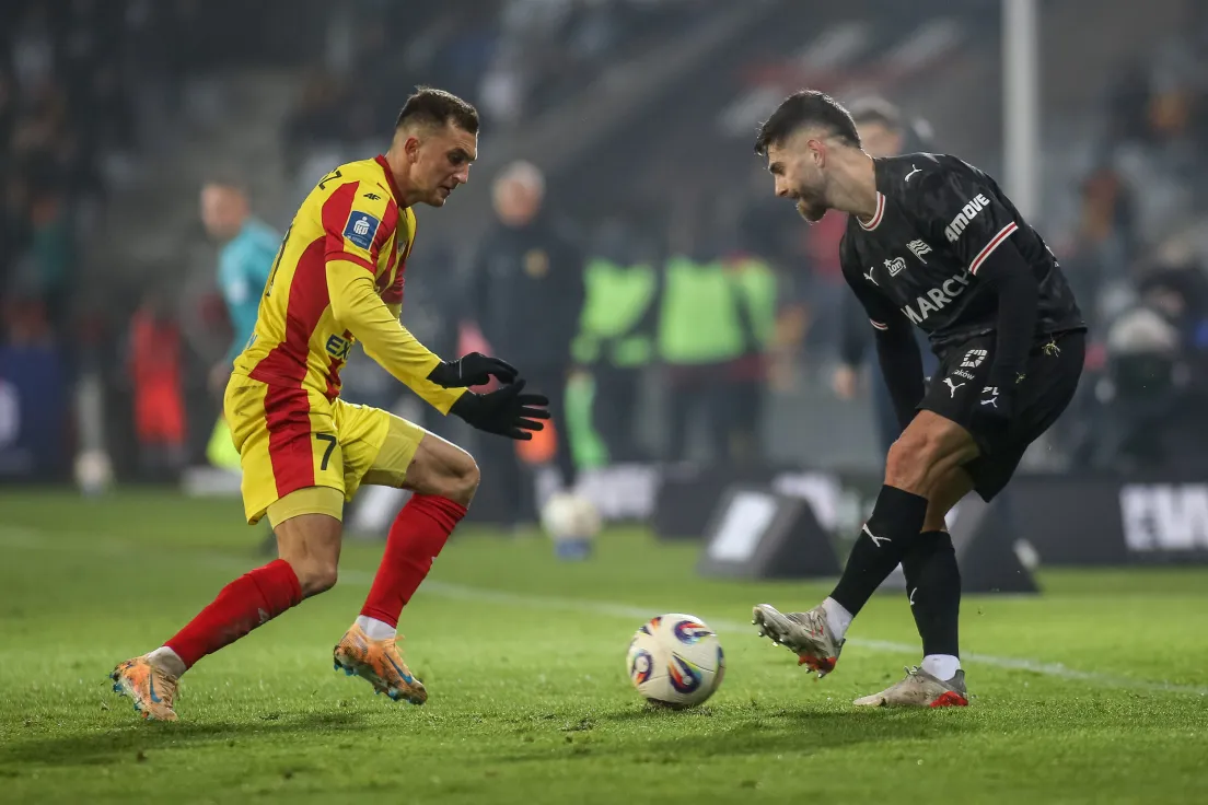 Mecz Korona Kielce - Cracovia. Po prawej Ajdin Hasić