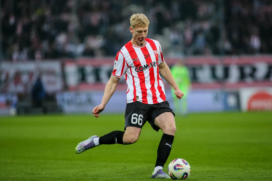 Mecz Cracovia - Lech Poznań. Przy piłce Oskar Wójcik